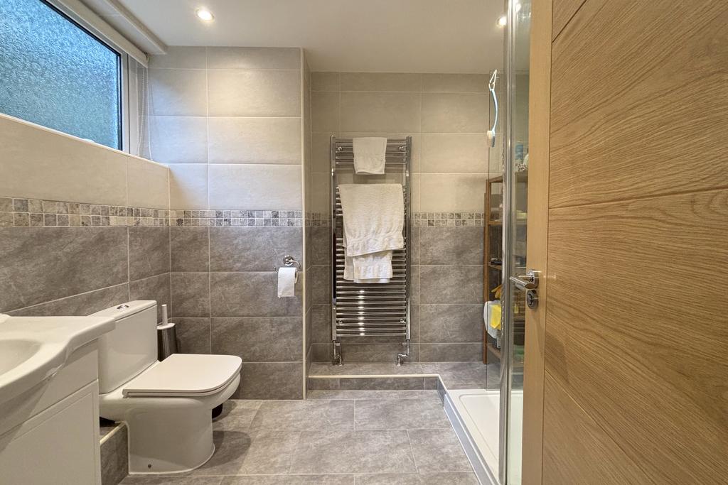 En Suite to Bedroom 1