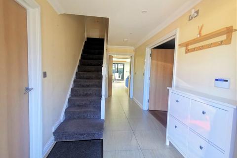 5 bedroom detached house to rent, Five Fields Close, Watford, WD19