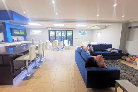 5 bedroom detached house to rent, Five Fields Close, Watford, WD19