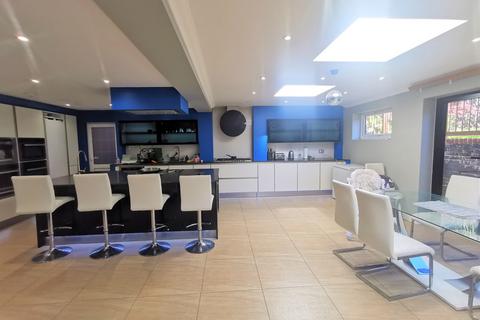 5 bedroom detached house to rent, Five Fields Close, Watford, WD19