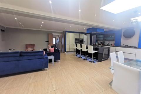 5 bedroom detached house to rent, Five Fields Close, Watford, WD19