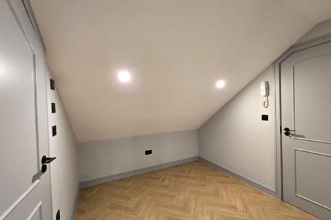 Studio to rent, Bluefield Close, Hampton TW12