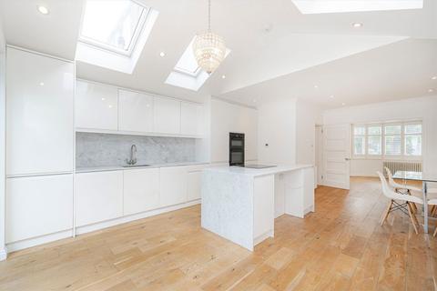 3 bedroom terraced house to rent, Longford Close, Hampton TW12
