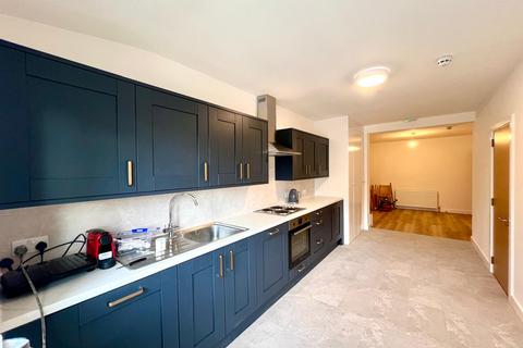 7 bedroom semi-detached house to rent, Kenmore Avenue, Harrow HA3