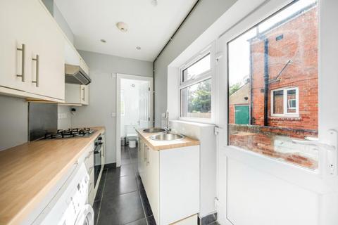 3 bedroom terraced house to rent, Ludlow Road, Guildford GU2