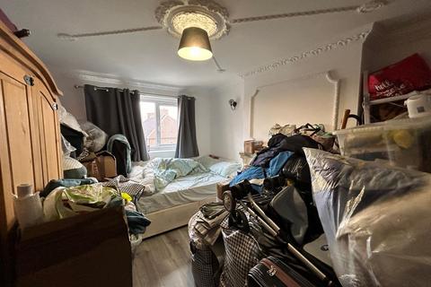 2 bedroom flat for sale, Aidan Close, Dagenham RM8