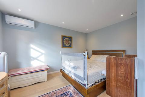 3 bedroom end of terrace house for sale, Swaledale Close, Friern Barnet, London, N11