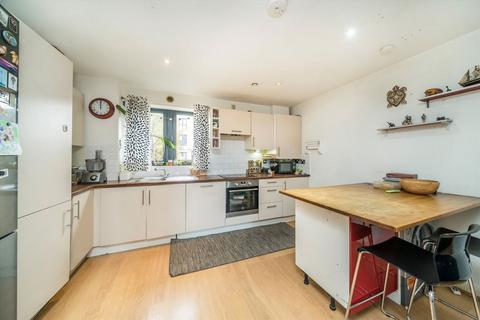 3 bedroom flat for sale, Garratt Lane, London SW17