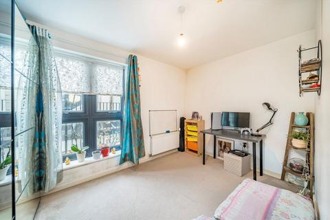 3 bedroom flat for sale, Garratt Lane, London SW17