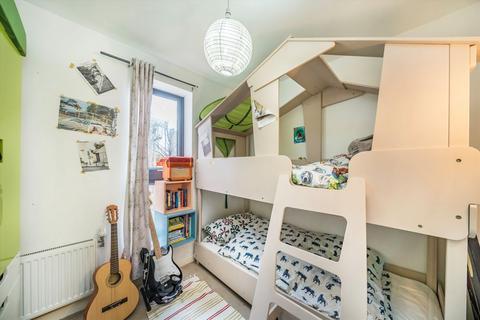 3 bedroom flat for sale, Garratt Lane, London SW17