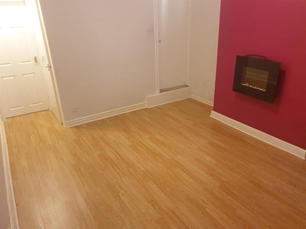 Advertising pictures 61 pinnox Street stoke 4.jpg