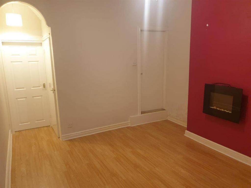 Advertising pictures 61 pinnox Street stoke 5.jpg