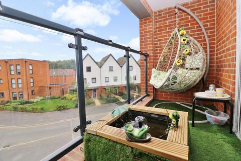 2 bedroom flat for sale, Oakhanger Close, Southampton SO30