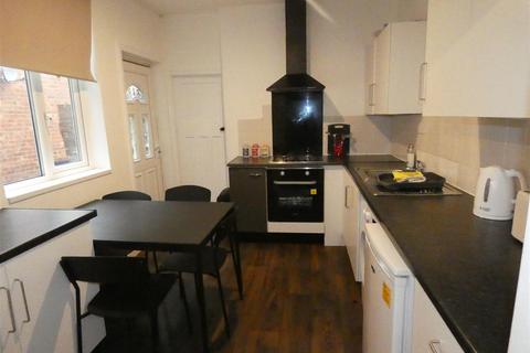 2 bedroom flat to rent, Chillingham Road, Heaton