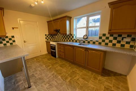 4 bedroom detached house to rent, Old Bank Road, Earlsheaton, Dewsbury