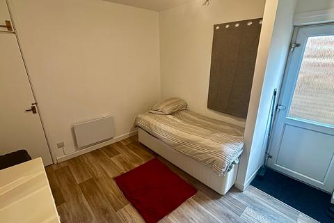 Studio to rent, Cheddon Road, Taunton, TA2