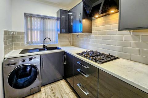 3 bedroom end of terrace house to rent, Penn Street, Manchester