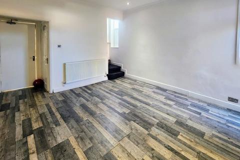 3 bedroom end of terrace house to rent, Penn Street, Manchester