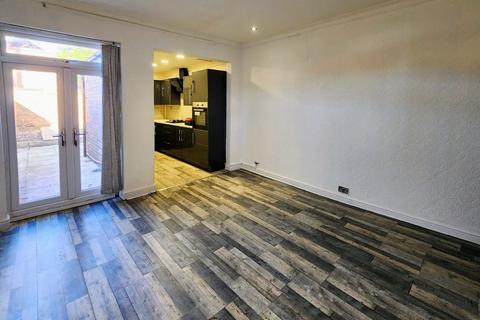 3 bedroom end of terrace house to rent, Penn Street, Manchester