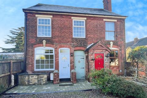3 bedroom semi-detached house to rent, Victoria Road, Sedgley
