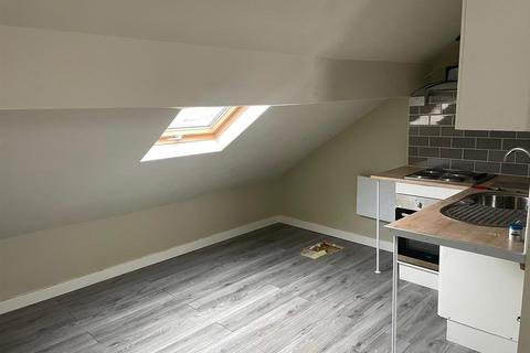 Studio to rent, Rood End Road, Oldbury