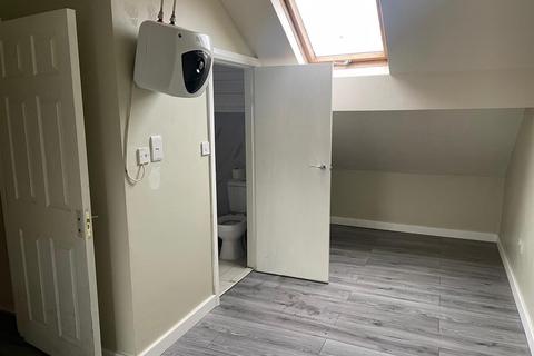 Studio to rent, Rood End Road, Oldbury