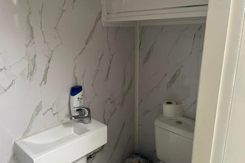 Studio to rent, Rood End Road, Oldbury