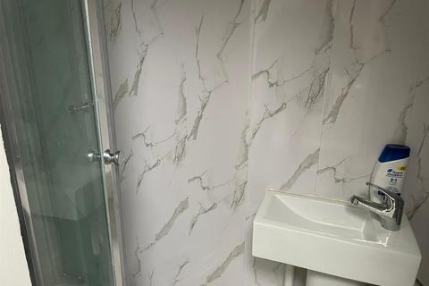 Studio to rent, Rood End Road, Oldbury