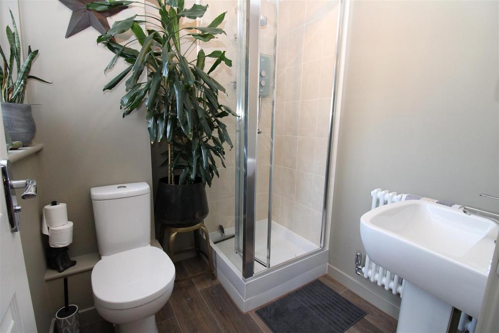 Ensuite to bedroom 2.JPG