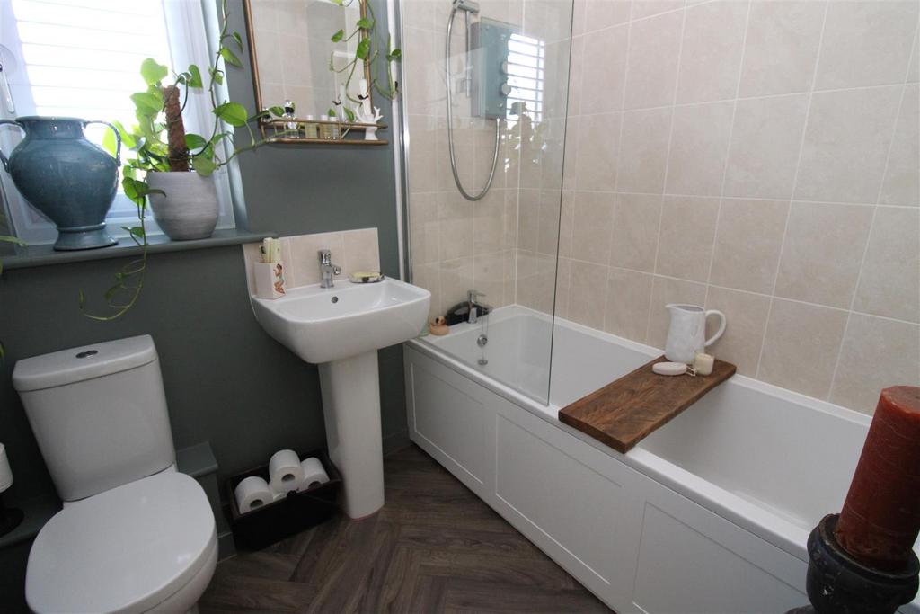 Family bathroom.JPG
