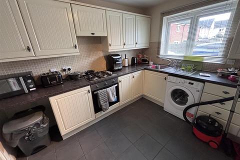 3 bedroom terraced house to rent, Drage Close, Lutterworth