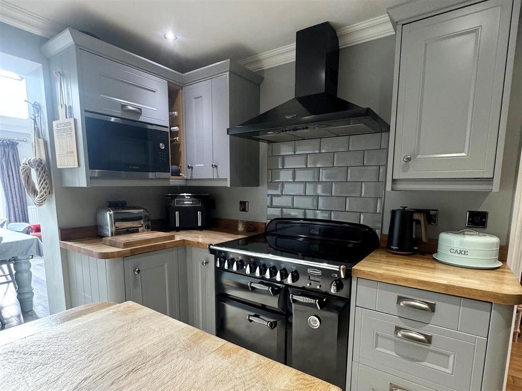 Kitchen 2.jpg