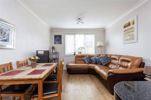 2 bedroom flat to rent, Genas Close, Ilford, IG6