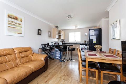 2 bedroom flat to rent, Genas Close, Ilford, IG6