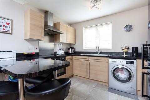 2 bedroom flat to rent, Genas Close, Ilford, IG6