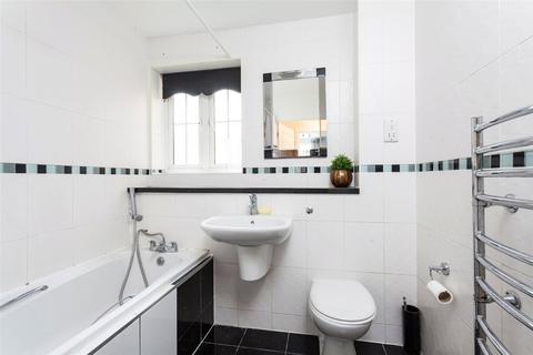 2 bedroom flat to rent, Genas Close, Ilford, IG6
