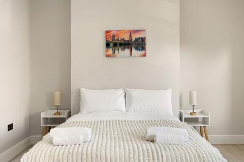 Studio to rent, Greenside Road, London W12