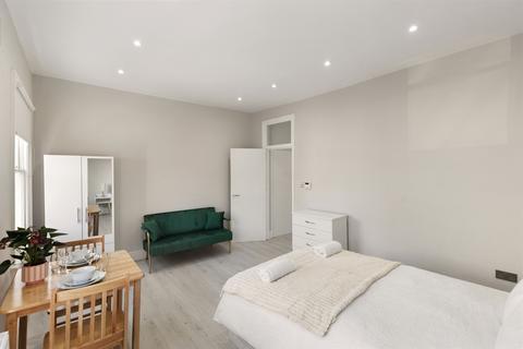 Studio to rent, Greenside Road, London W12