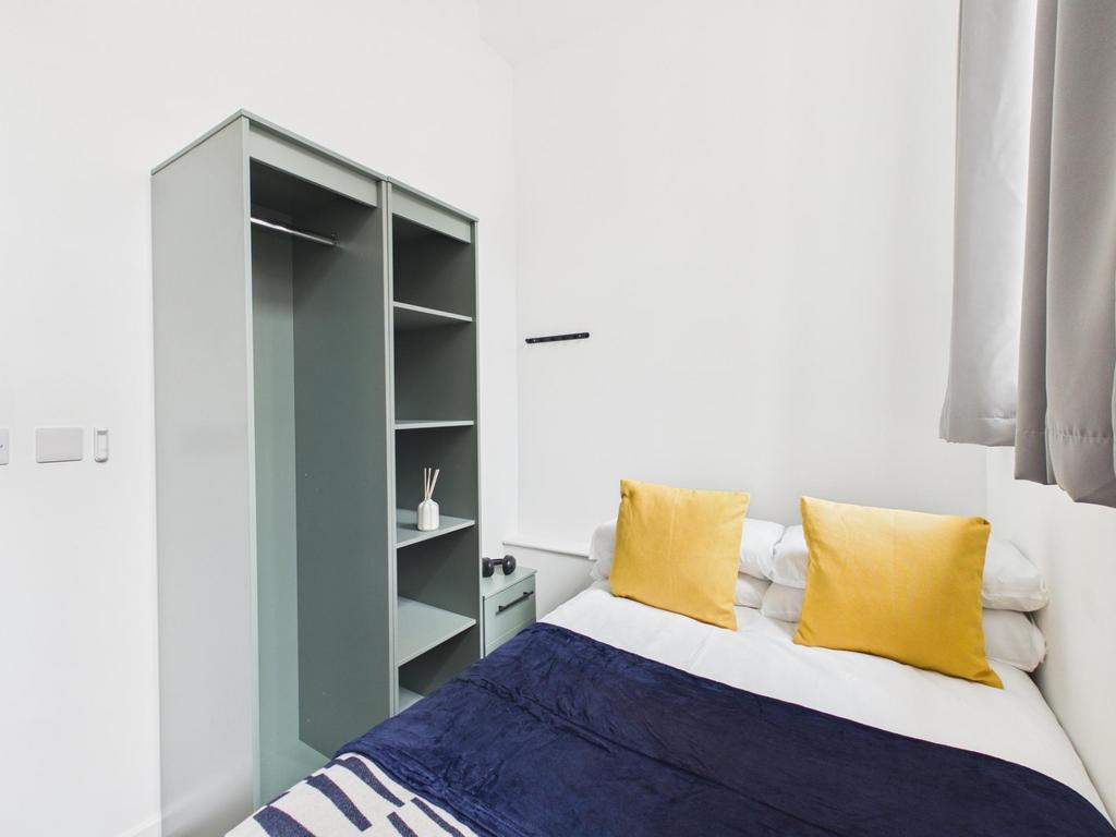 Bright, neatly presented bedroom with a comfy d...