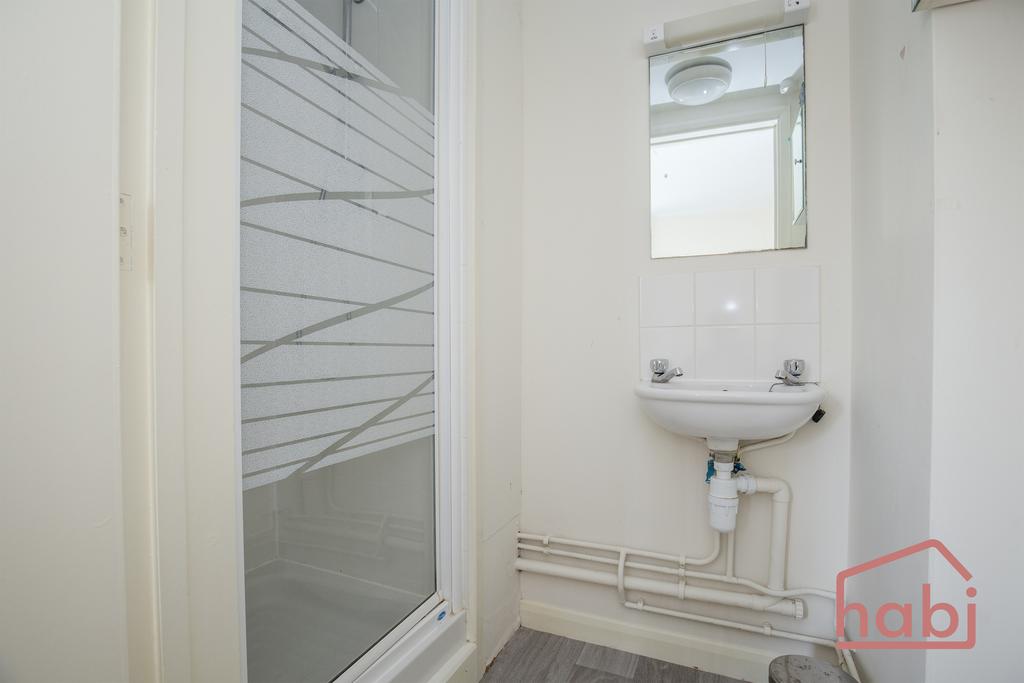 En-suite to bedroom 1