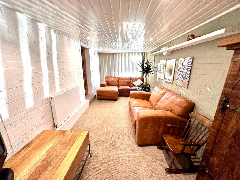 Converted garage/snug