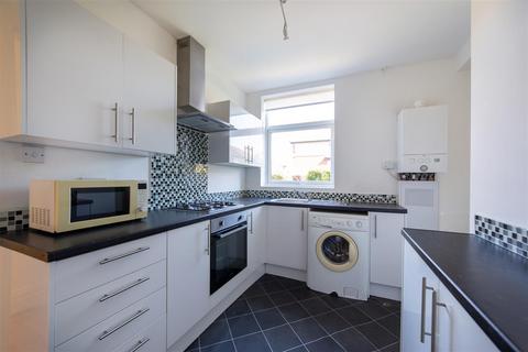 2 bedroom flat to rent, Ferndene Grove, High Heaton, NE7