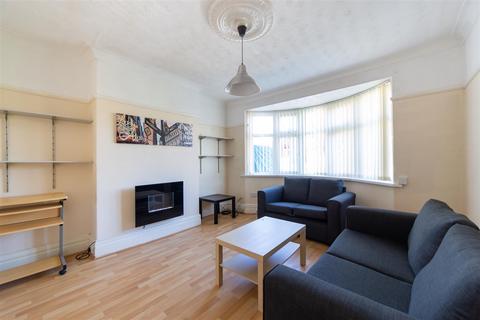 2 bedroom flat to rent, Ferndene Grove, High Heaton, NE7