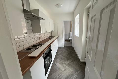 2 bedroom end of terrace house to rent, Woodville Road, Birkenhead