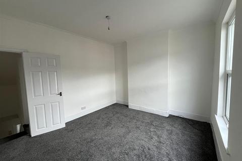 2 bedroom end of terrace house to rent, Woodville Road, Birkenhead