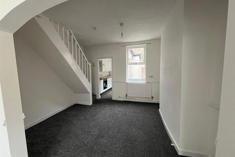 2 bedroom end of terrace house to rent, Woodville Road, Birkenhead