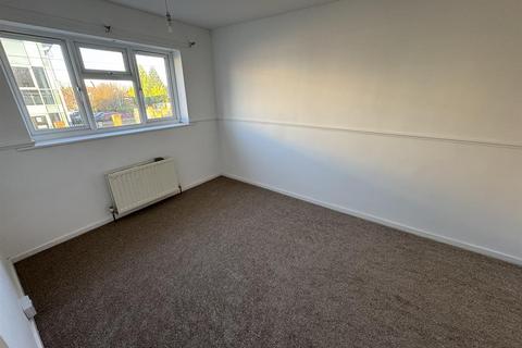 3 bedroom semi-detached house to rent, Broad Street, Coseley