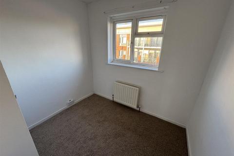 3 bedroom semi-detached house to rent, Broad Street, Coseley