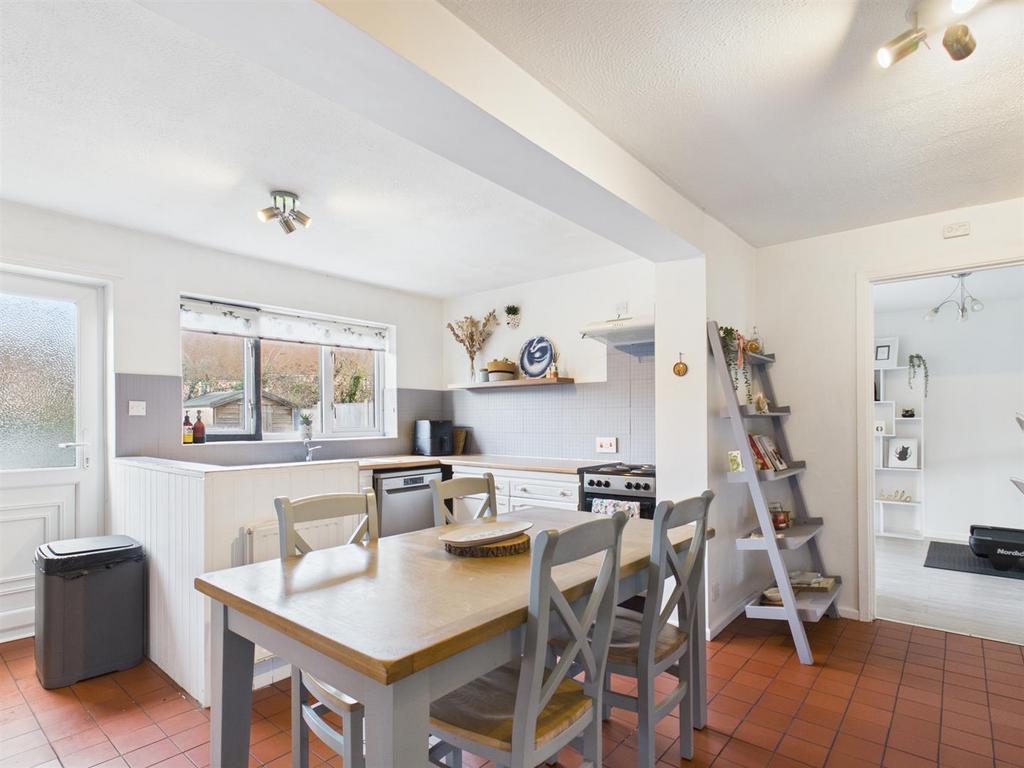Kitchen 2.jpg