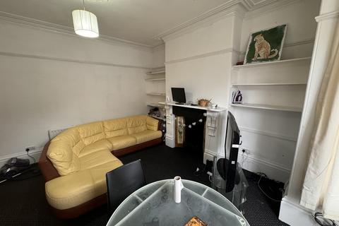 6 bedroom terraced house to rent, St Michaels Terrace, Headingley LS6